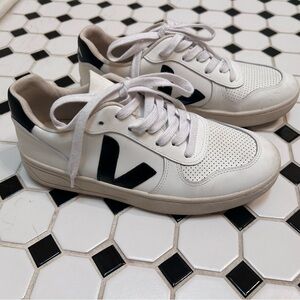 Like New Women’s Veja Sneakers Sz 8